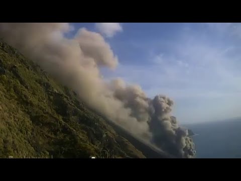 Il risveglio dello Stromboli, la nube di cenere e la lava che arriva fino al mare: il video